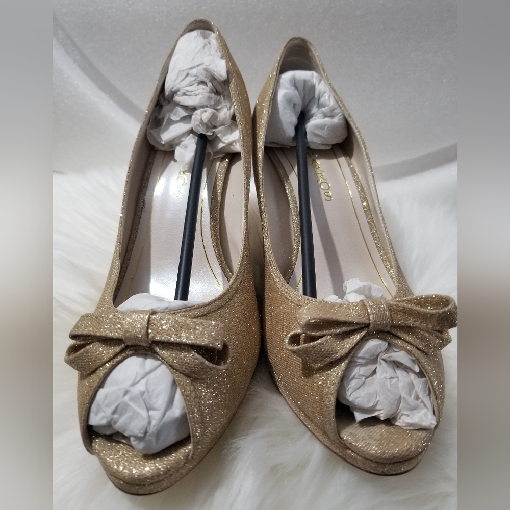 👠 Like New - Women Size 11B Metallic Gold High Heels - Only Worn Once Indoors